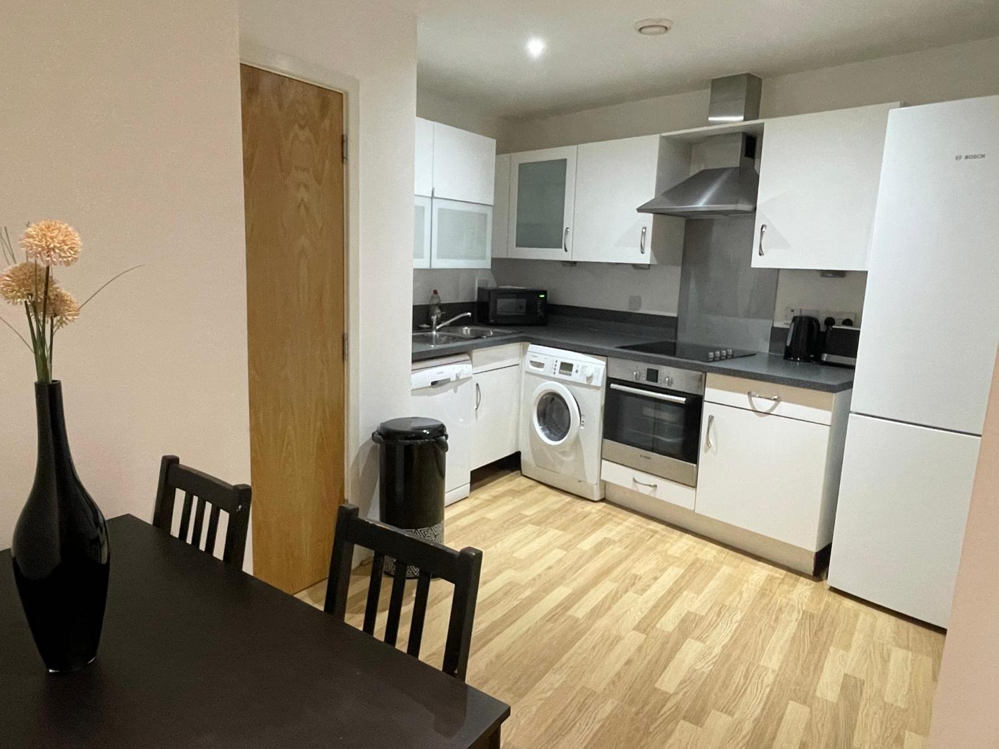 Entire Town Centre 2 Bedroom Apartment Very Close To Beach Bournemouth Esterno foto